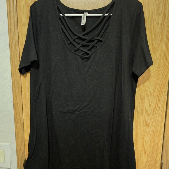 Black criss-cross front t-shirt - Picture 1 of 3